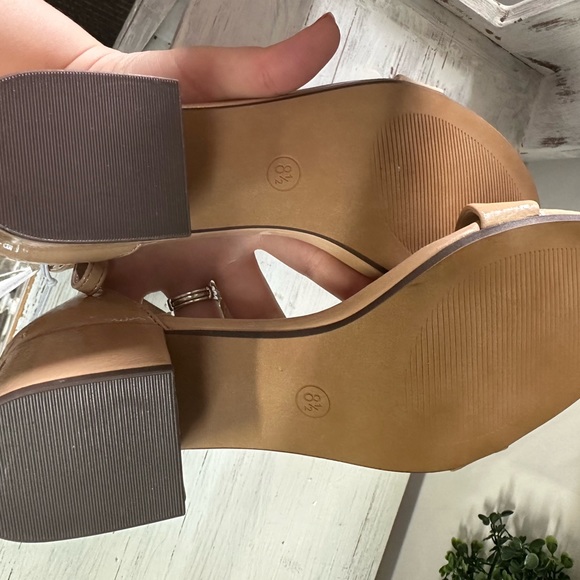 NWT Amazon Essentials| Nude Shiny Block heel - Picture 5 of 6